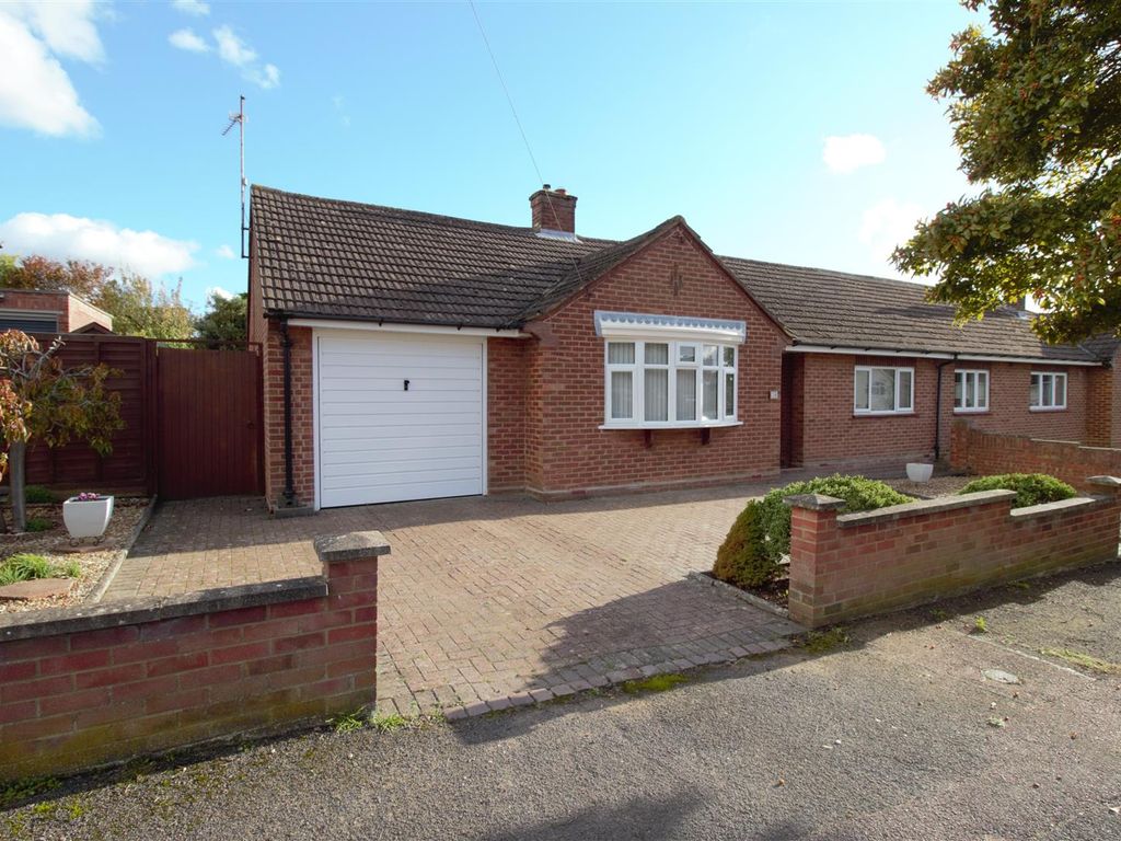 2 bed semidetached bungalow for sale in The Graylings, Bedford MK41
