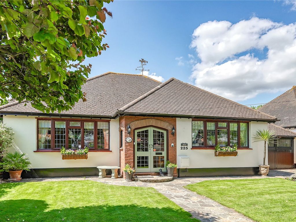 3 bed bungalow for sale in Thorpe Hall Avenue, Thorpe Bay, Essex SS1, £