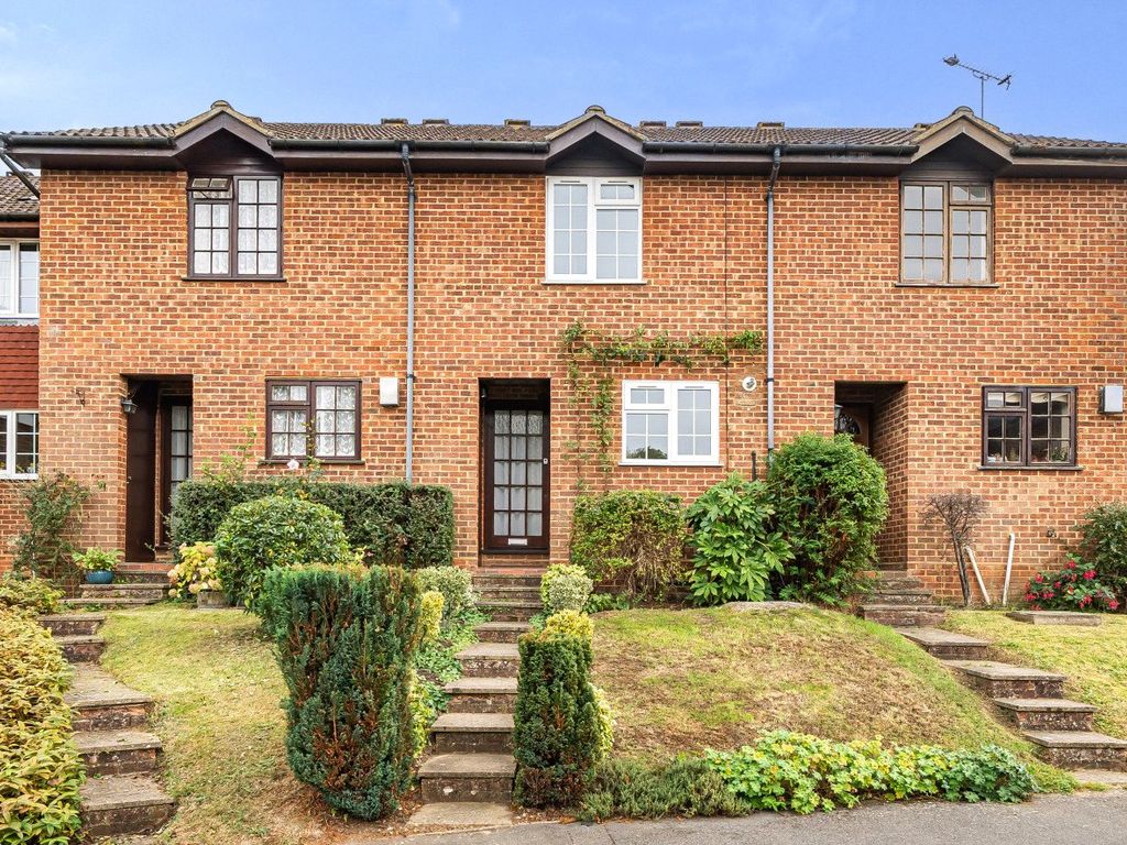 2 bed terraced house for sale in Merrow, Guildford, Surrey GU4, £