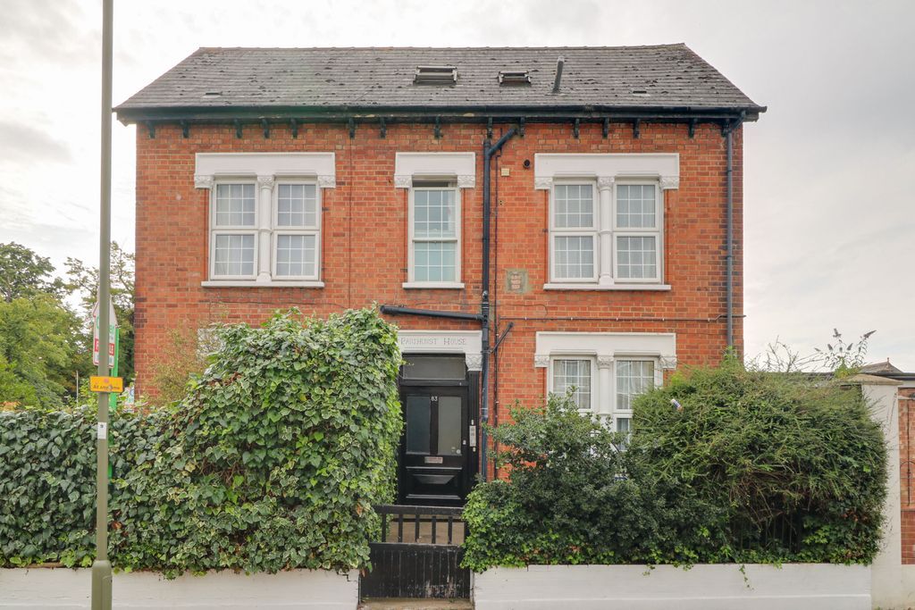 2 bed to rent in Friern Road, London N11, £1,800 pcm