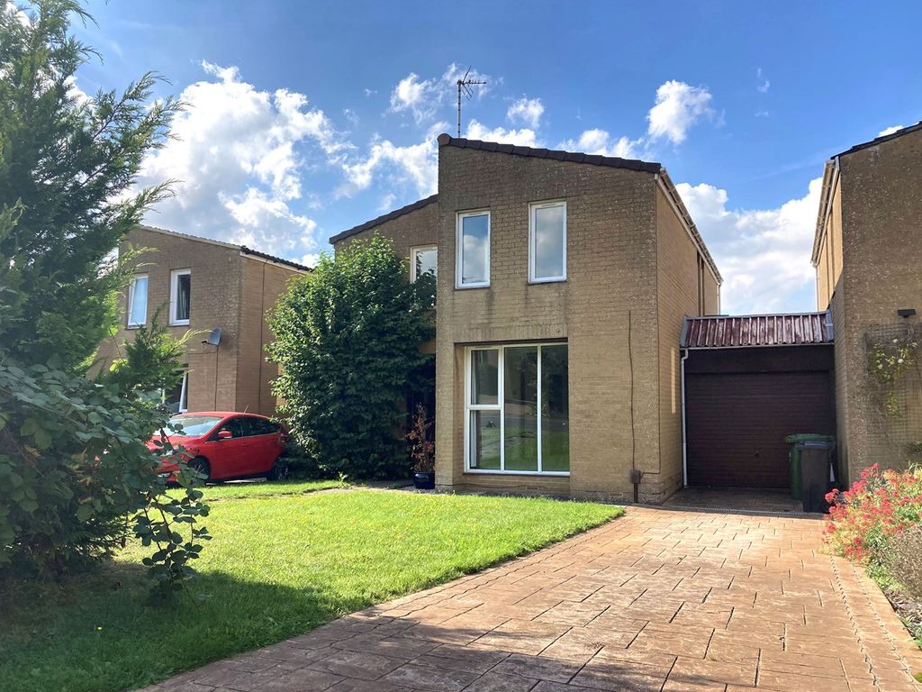 4 bed detached house for sale in Solent Way, Thornbury, South