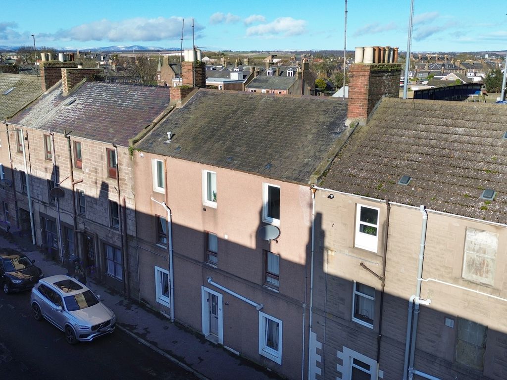 2 bed flat for sale in Union Street, Montrose DD10, £80,000 Zoopla