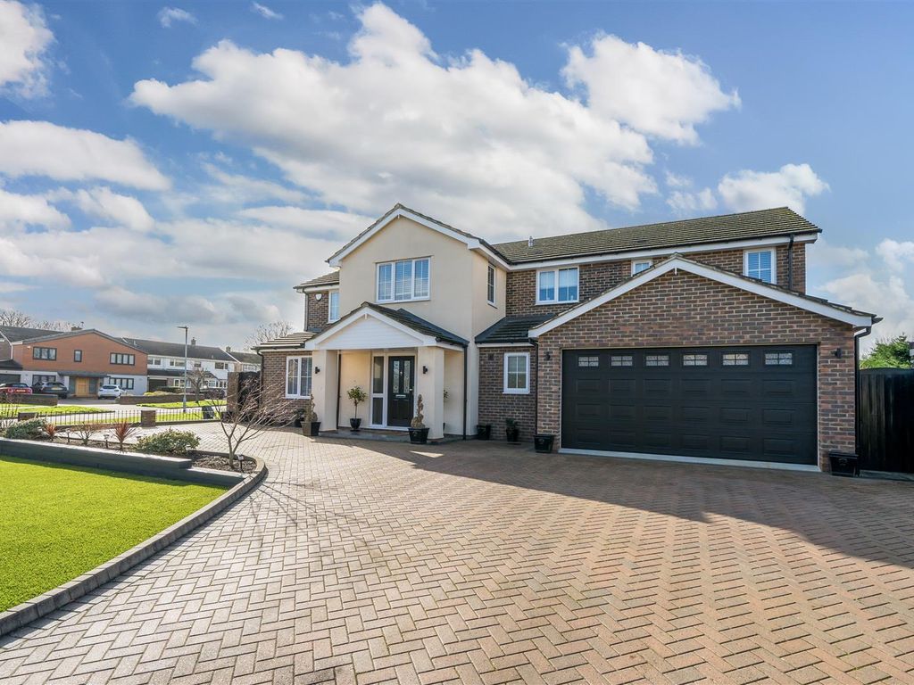 5 bed detached house for sale in Parkstone Close, Bedford MK41, £