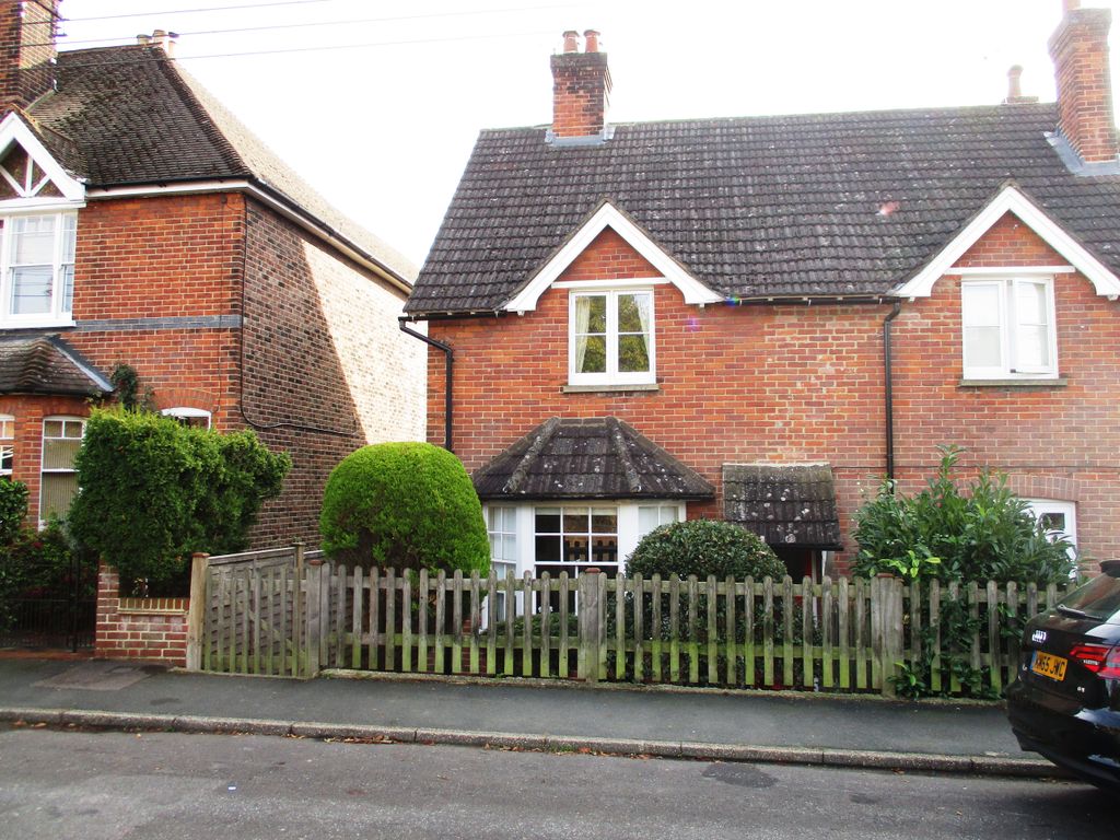 2 bed semidetached house to rent in Madan Road, Westerham TN16, £1,500