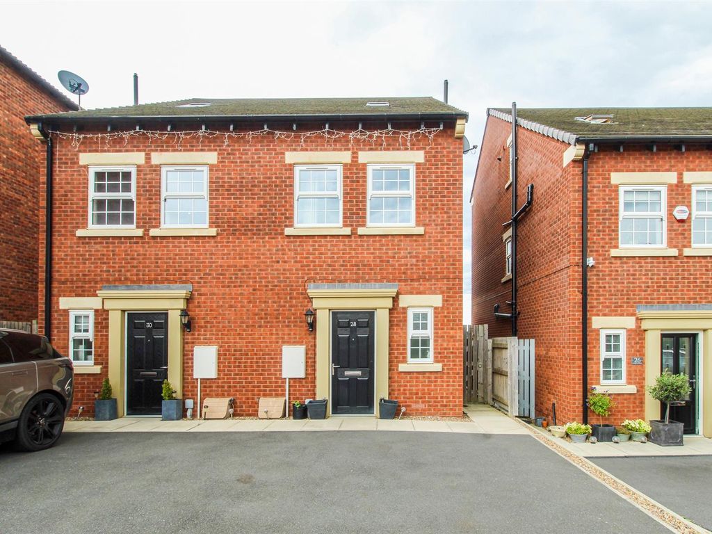 3 bed semidetached house for sale in Leafield Drive, Wrenthorpe