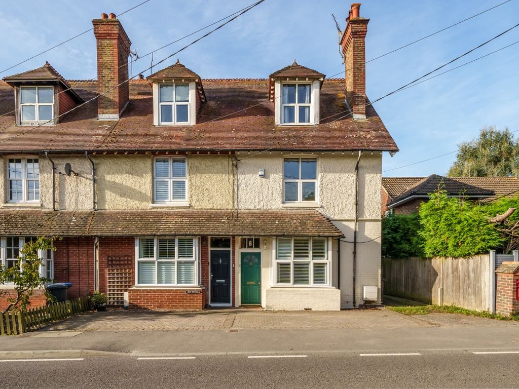 4 bed end terrace house to rent in Fox Hill, Haywards Heath RH16, £