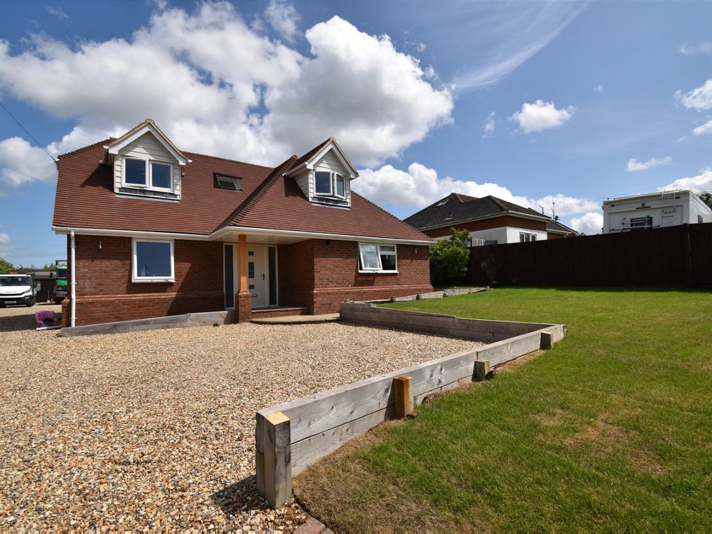 4 bed bungalow for sale in Highstreet Road, Hernhill, Faversham ME13