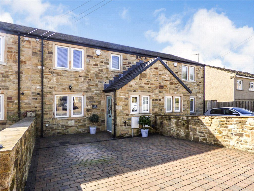 4 bed town house for sale in Moorfield Drive, Oakworth, Keighley, West Yorkshire BD22 Zoopla