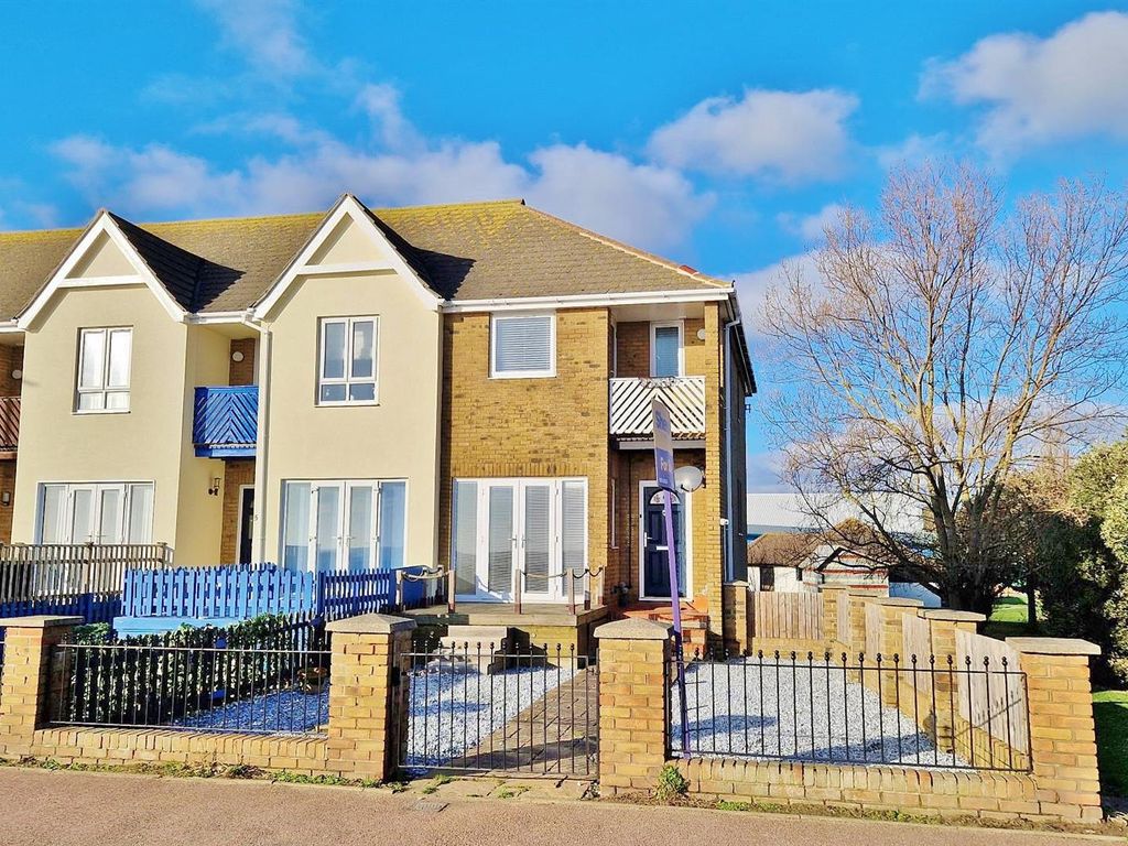 3 bed end terrace house for sale in Princes Esplanade, Walton On The