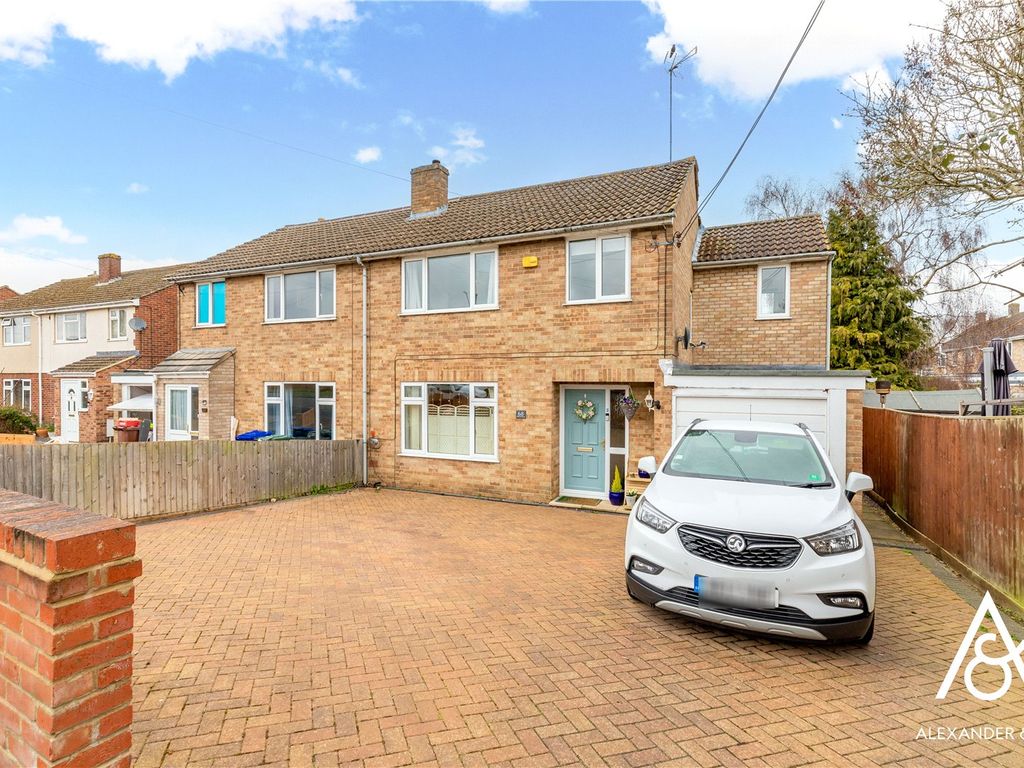 4 bed semidetached house for sale in Bucknell Road, Bicester