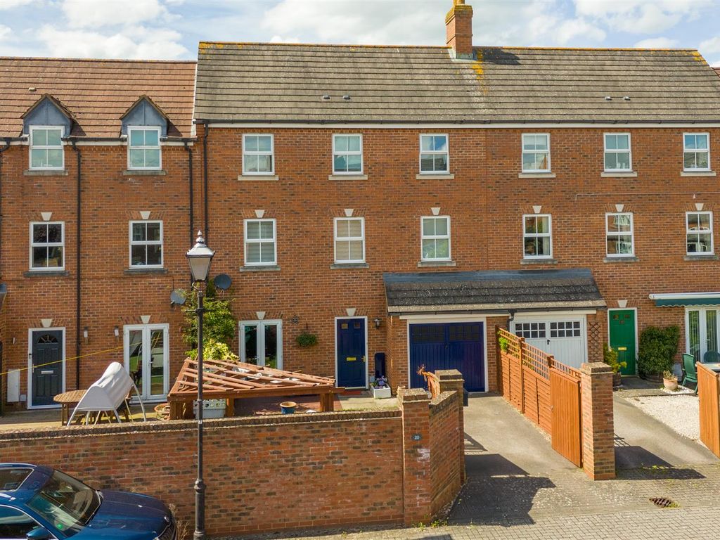 4 bed town house for sale in Hickman Street, Fairford Leys, Aylesbury