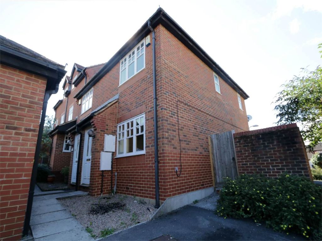 2 bed end terrace house to rent in St Avenue, St