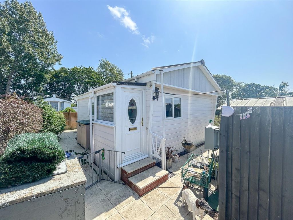 2 bed mobile/park home for sale in Frating Park, Clacton Road, Frating