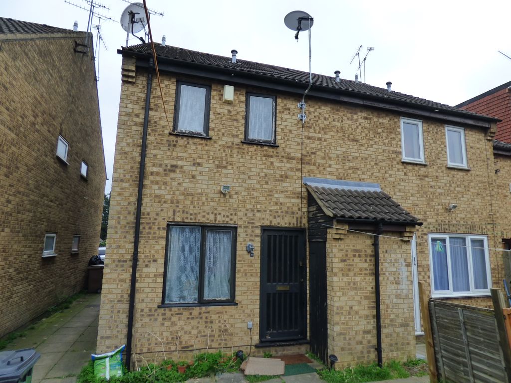 1 bed terraced house to rent in Chiltern Gardens, Luton LU4, £800 pcm Zoopla