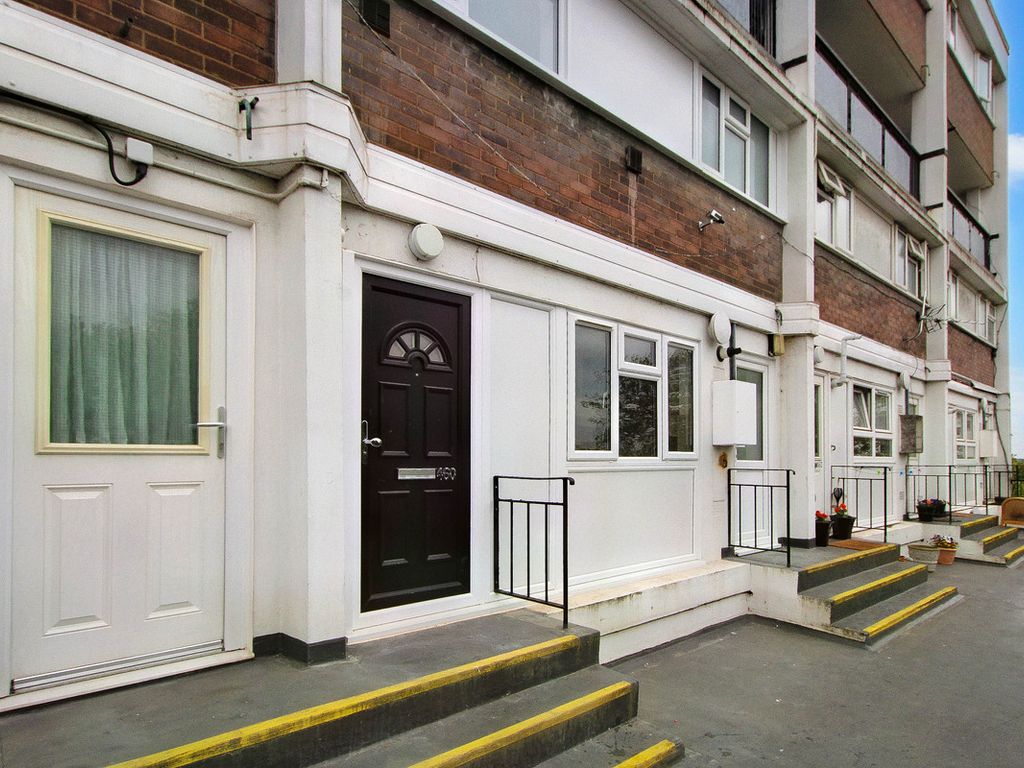 3 bed flat for sale in Whitmore Way, Basildon SS14, £195,000 Zoopla