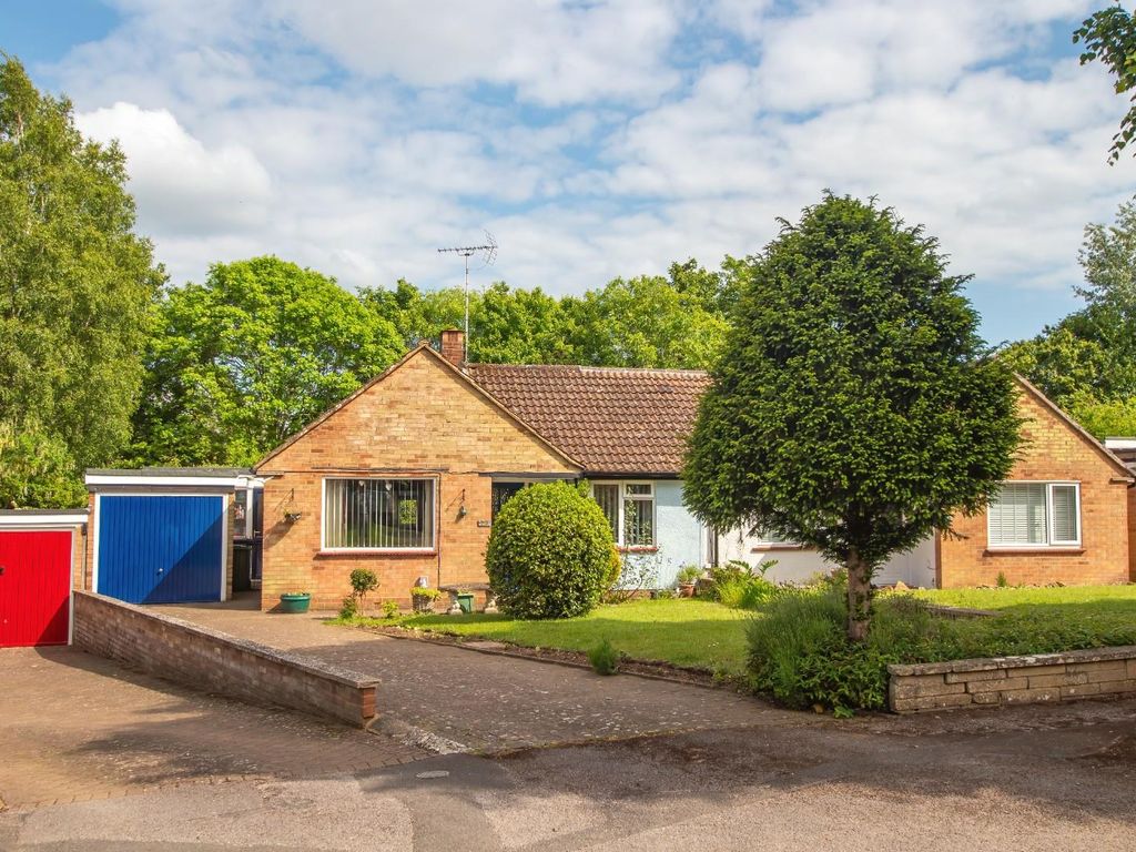2 bed semidetached bungalow for sale in Lime Grove, Leighton Buzzard