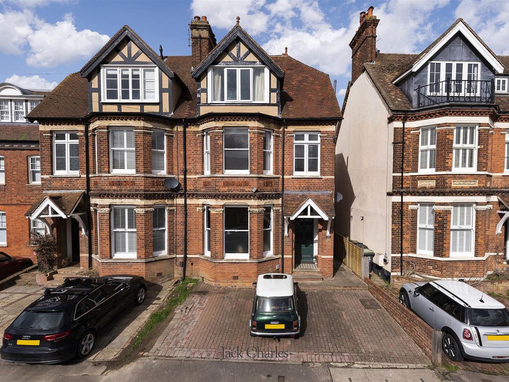 5 bed semidetached house for sale in Lyons Crescent, Tonbridge TN9