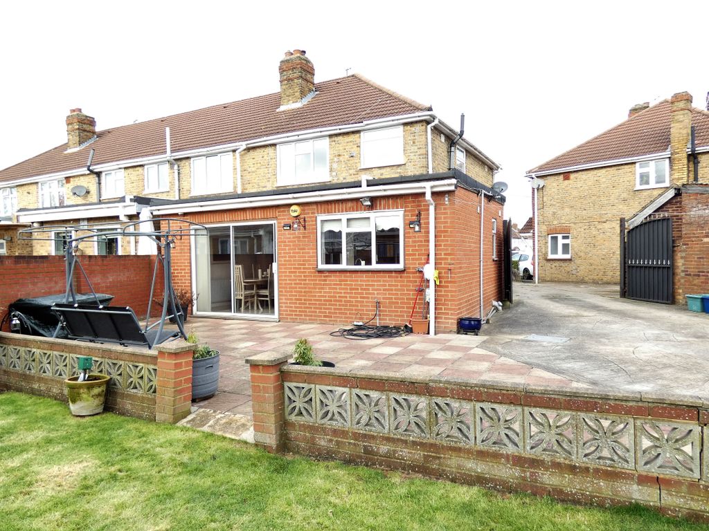 3 bed semidetached house for sale in Meadowbank Gardens, Hounslow TW5