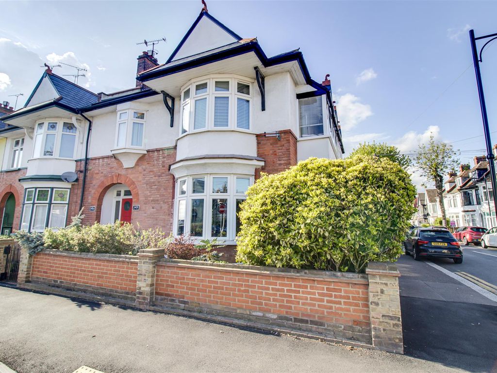 2 bed flat for sale in Pall Mall, LeighOnSea SS9 Zoopla