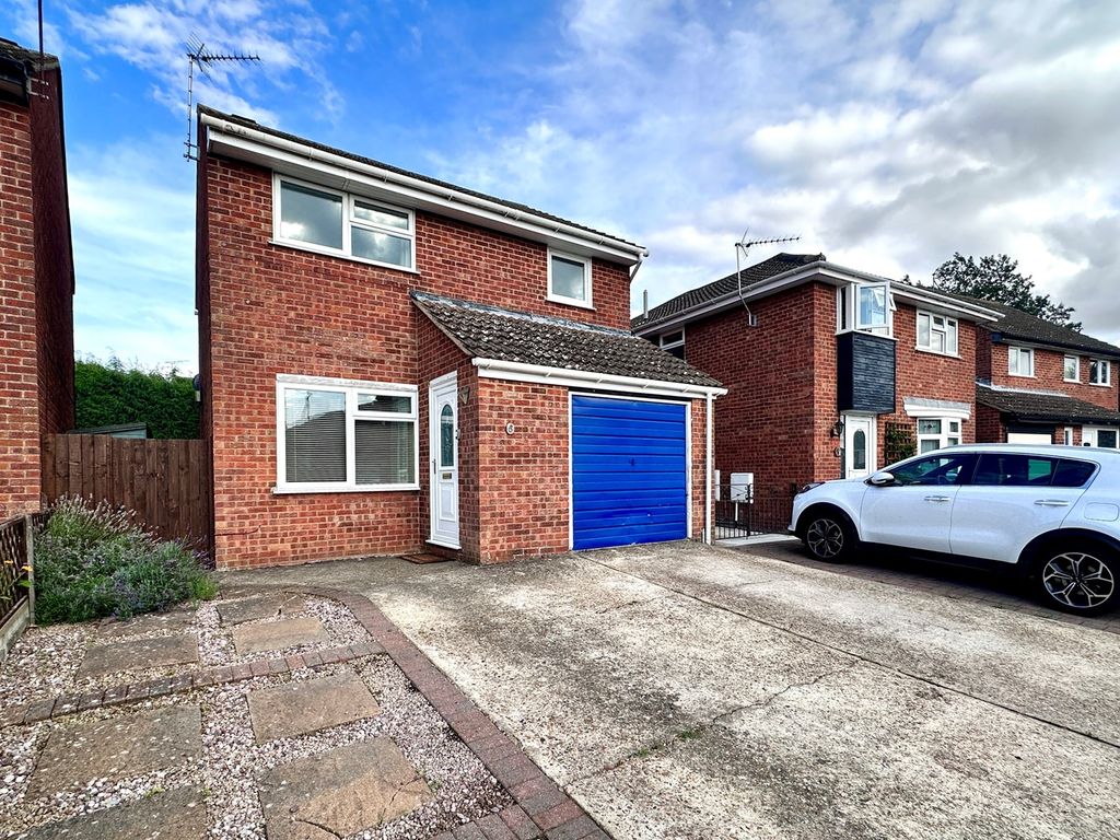 3 bed detached house for sale in Hintlesham Close, Stowmarket IP14, £