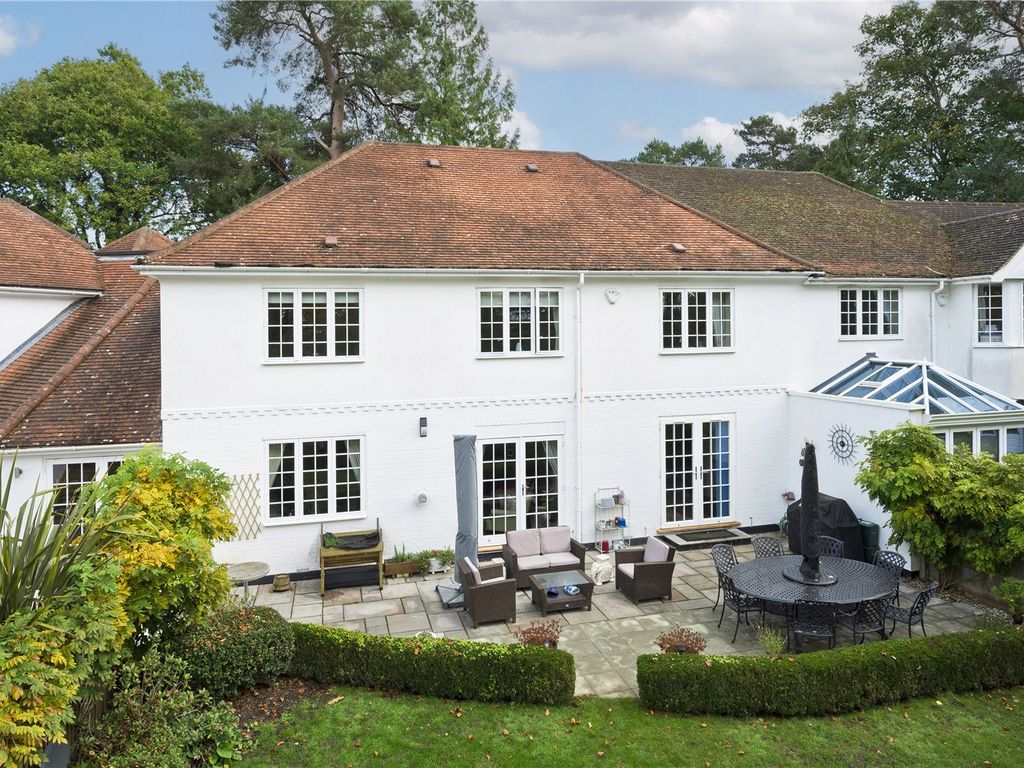 Vicarage Hill, Farnham, Surrey GU9  