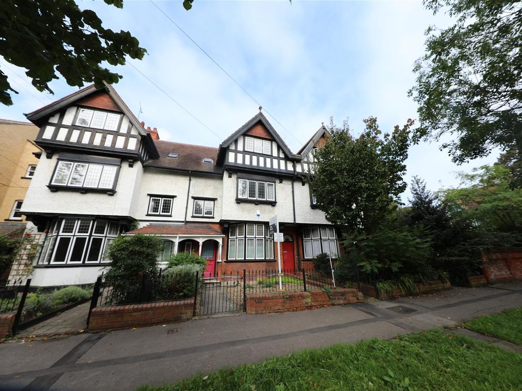 7 bed semidetached house for sale in Westbourne Avenue, Princes Avenue