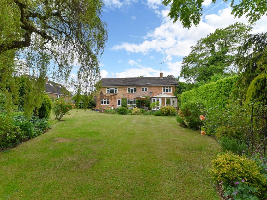5 bed detached house for sale in Lodge Avenue, Collingtree, Northampton NN4 Zoopla