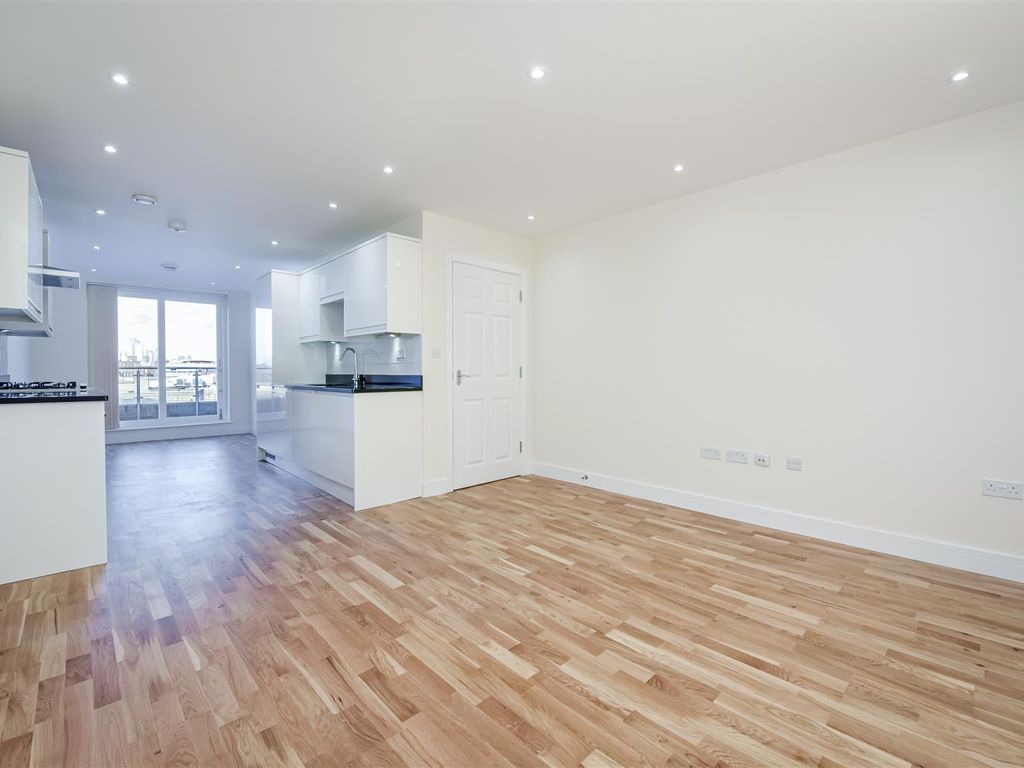2 bed flat to rent in Rye Lane, London SE15, £1,900 pcm Zoopla