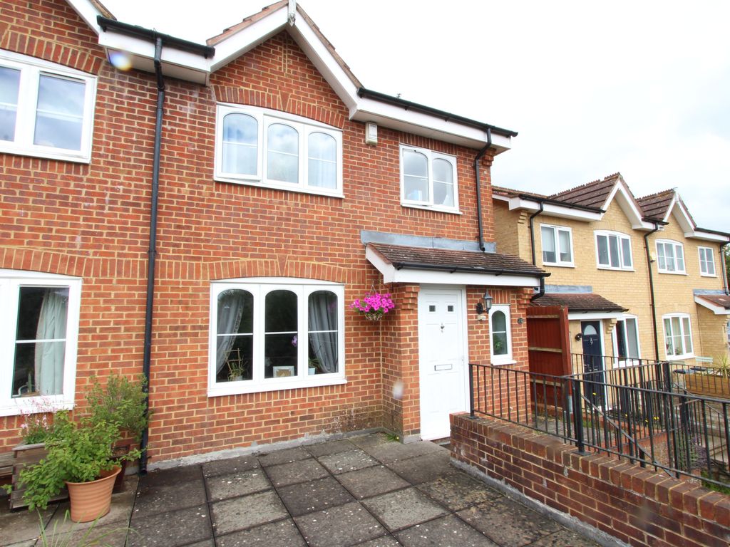 3 bed semidetached house for sale in Morlais, Emmer Green, Reading RG4