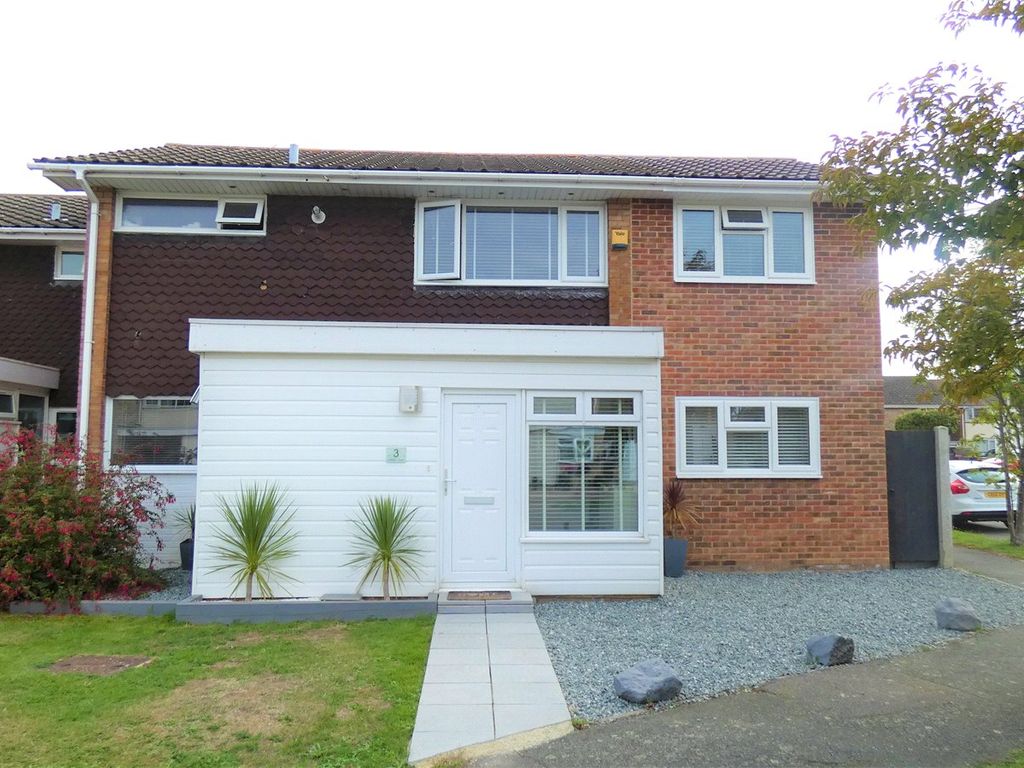 5 bed semidetached house to rent in Luthers Close, Kelvedon Hatch