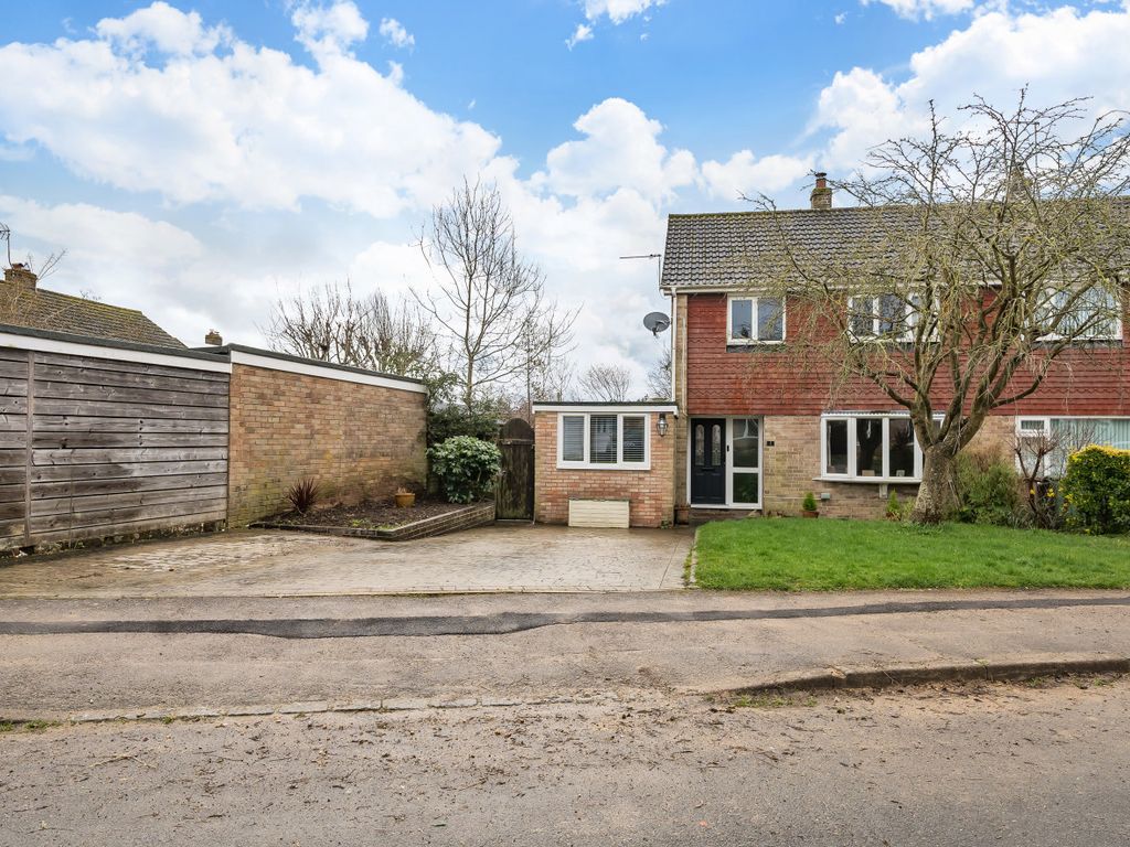 4 bed semidetached house for sale in Neville Way, Stanford In The Vale