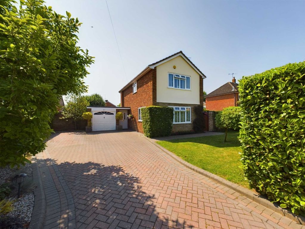 3 bed detached house for sale in Camborne Avenue, Bedgrove, Aylesbury
