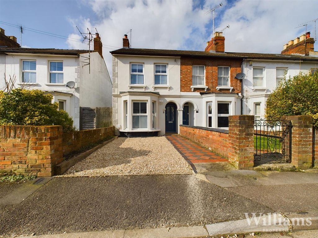 3 bed end terrace house for sale in Queen Street, Aylesbury HP20, £