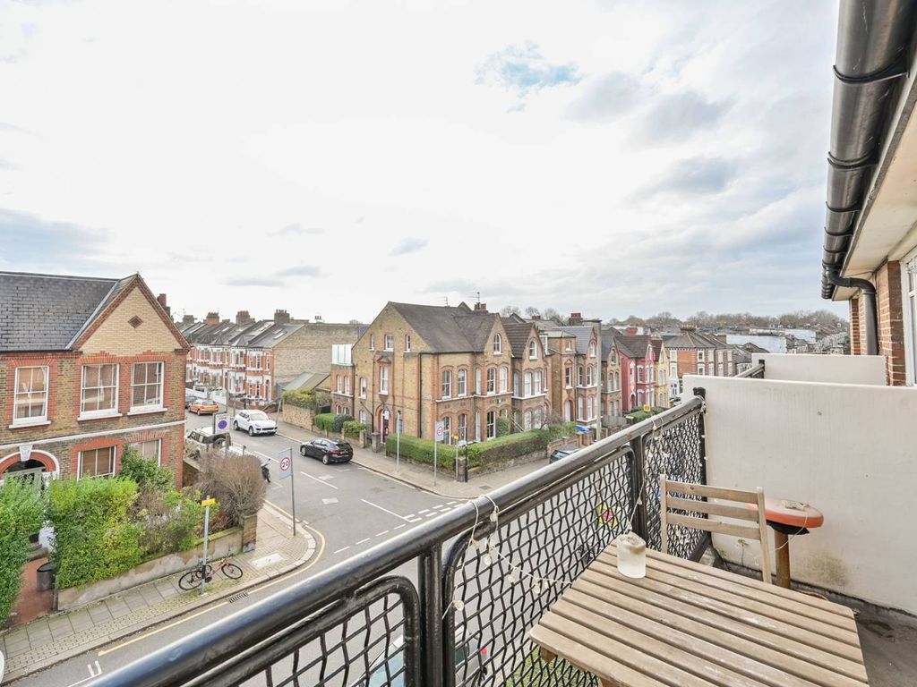 Broomwood Road, Between The Commons, London SW11  