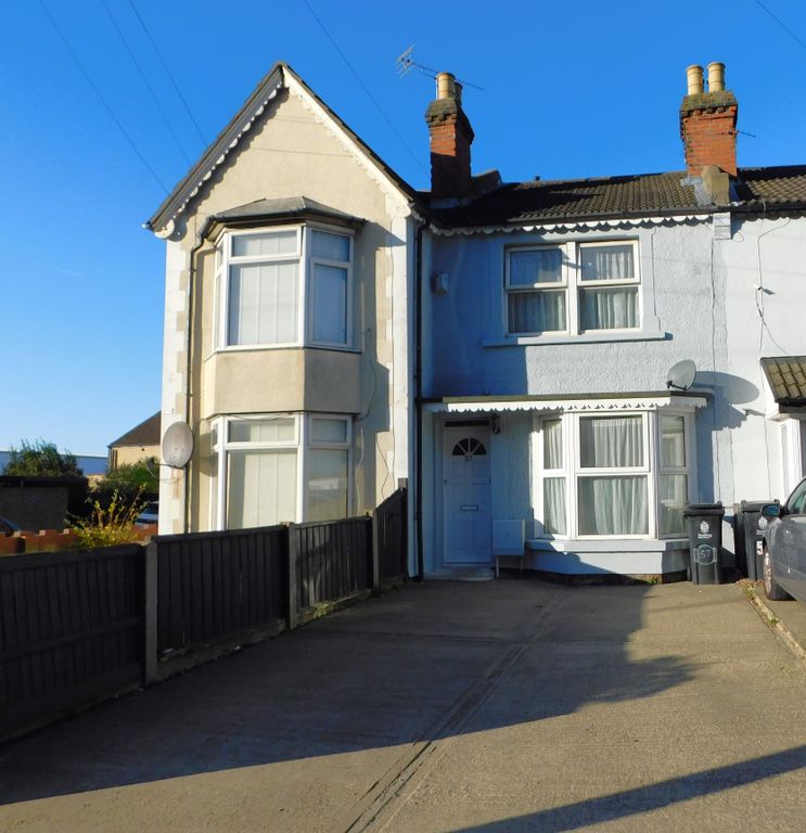 2 bed terraced house to rent in Old Road, ClactonOnSea CO15, £895 pcm