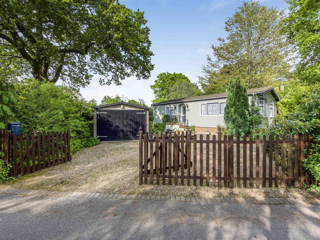 2 bed mobile/park home for sale in Forest Way, Warfield Park, Bracknell