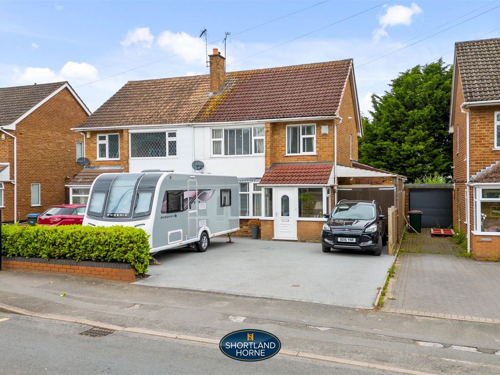 4 bed semidetached house for sale in Broad Lane, Eastern Green