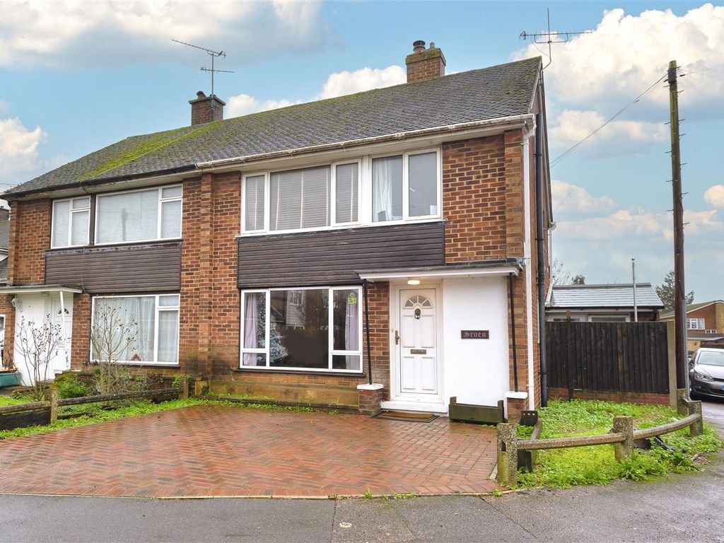 3 bed semidetached house for sale in Medway Meadows, East Peckham