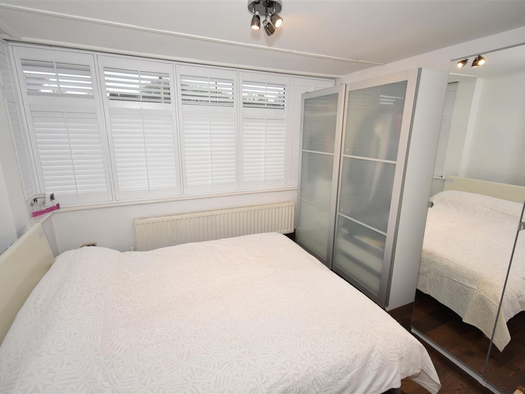 1 bed flat to rent in Chipstead Valley Road, Coulsdon CR5, £1,250 pcm