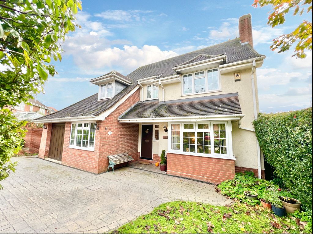 4 bed detached house for sale in Essex Chase, Priorslee, Telford TF2, £