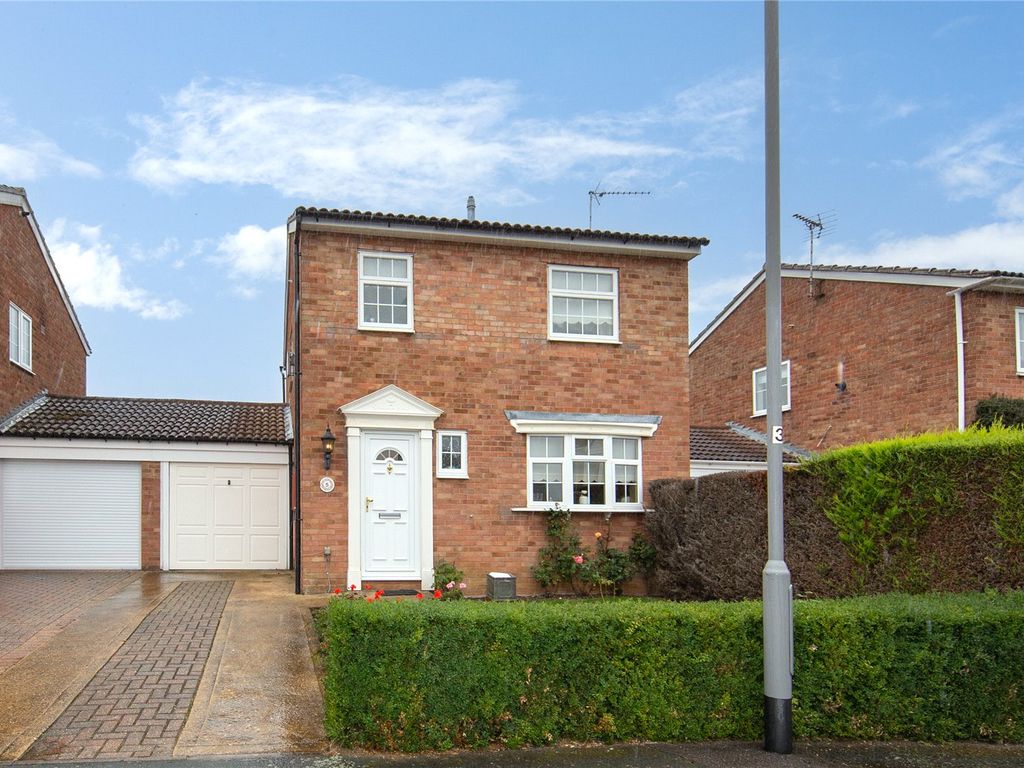3 bed linkdetached house for sale in Friston Green, Luton