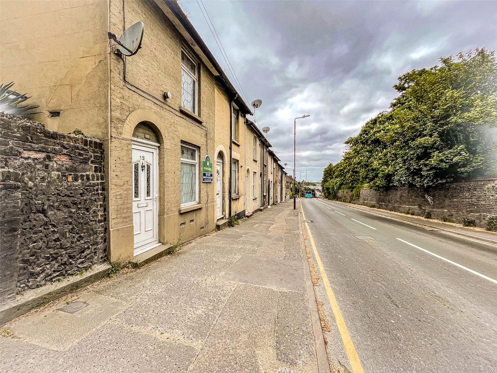 2 bed terraced house to rent in Stonebridge Road, Northfleet, Gravesend