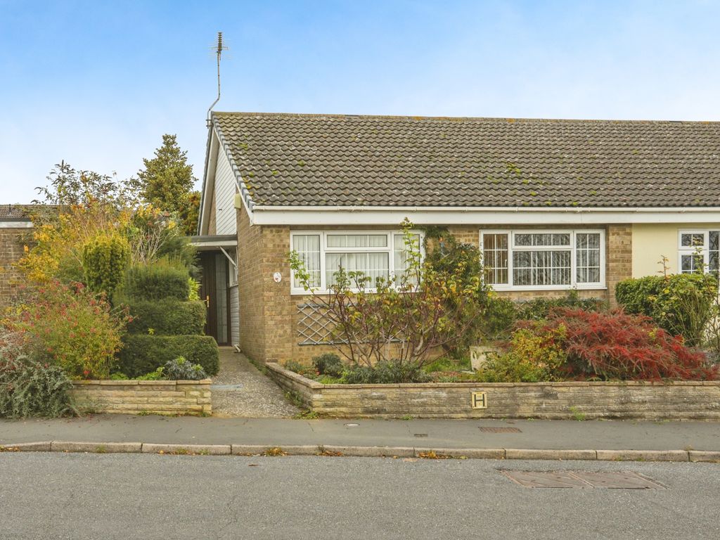 2 bed bungalow for sale in Thirlmere Drive, Stowmarket, Suffolk IP14, £