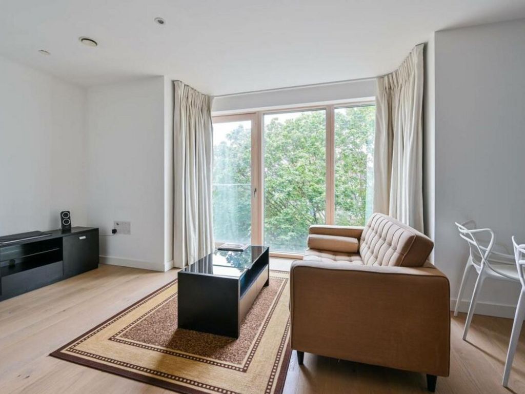 Studio to rent in Blackwood Apartments, Elephant & Castle SE17, £1,950