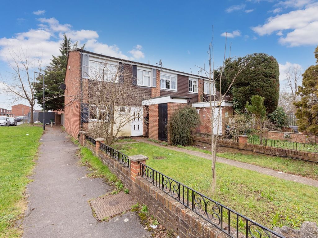 4 bed end terrace house for sale in Mendip Close, Langley SL3, £425,000