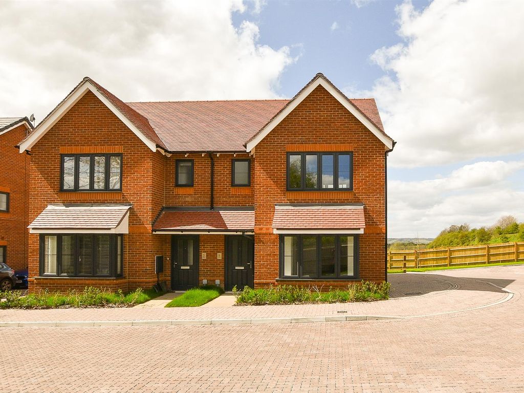 3 bed semidetached house for sale in Thorndike Close, Rochester Road