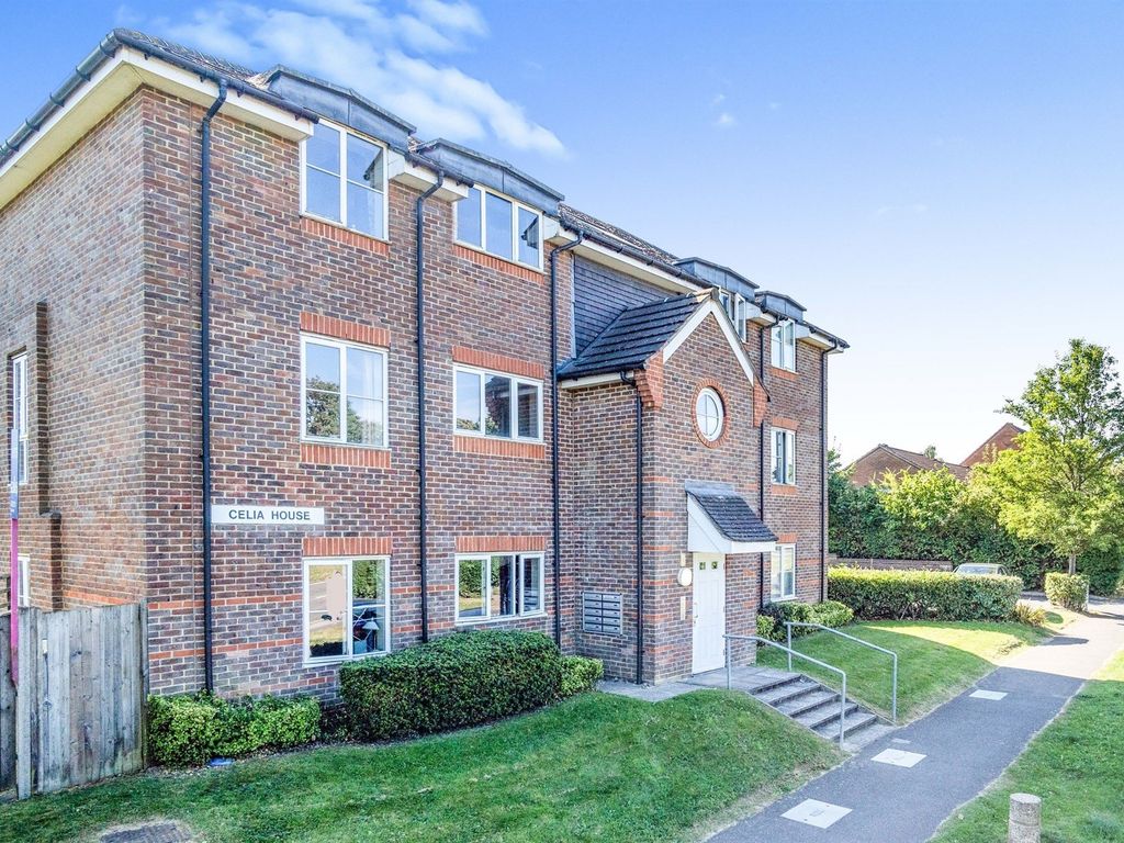 1 bed flat for sale in Ludwick Way, Welwyn Garden City AL7, £215,000