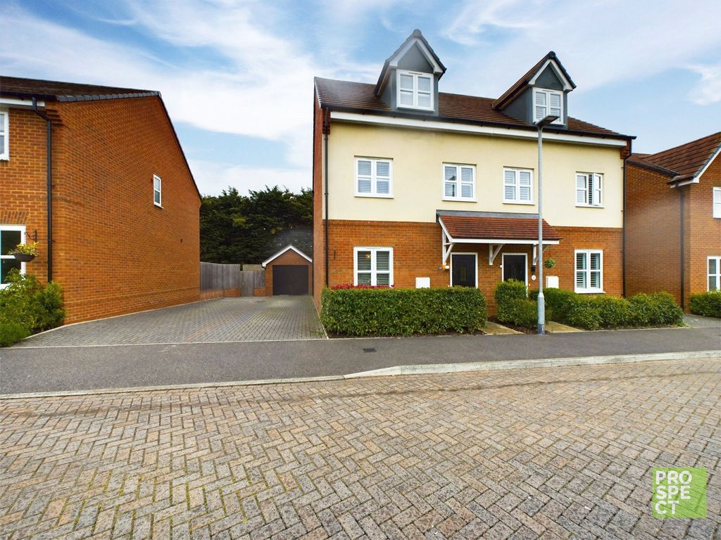 3 bed semidetached house for sale in Waterside Lane, Sandhurst