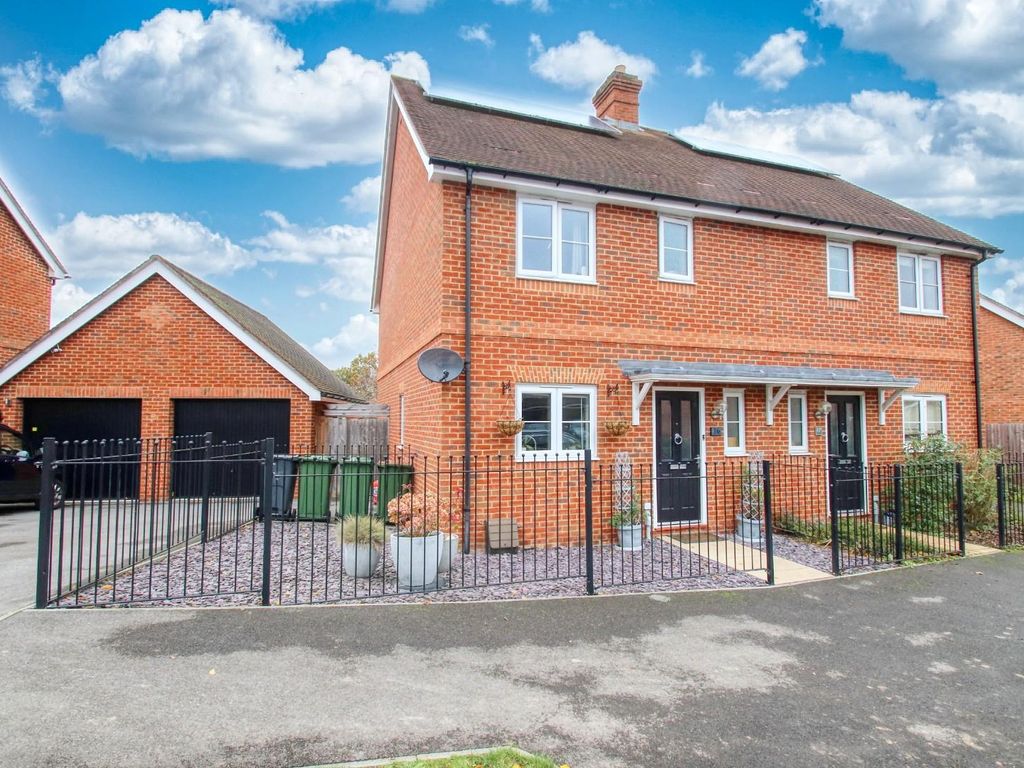 3 bed semidetached house for sale in Sewall Drive,