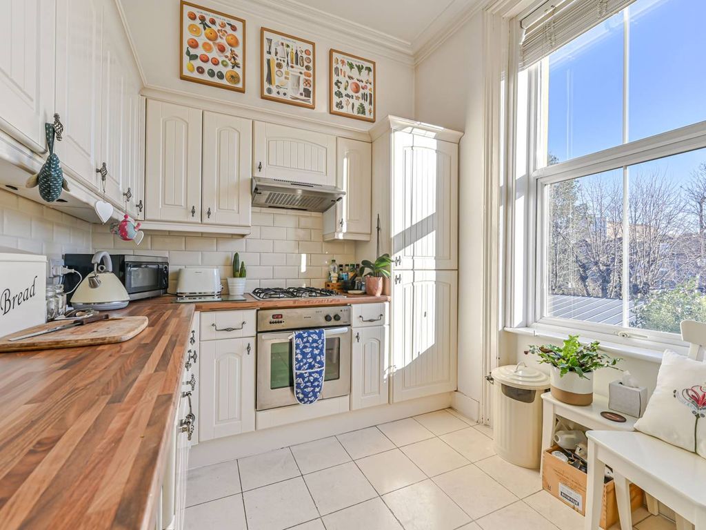 1 bed flat for sale in Coldharbour Lane, Brixton, London SE5, £350,000